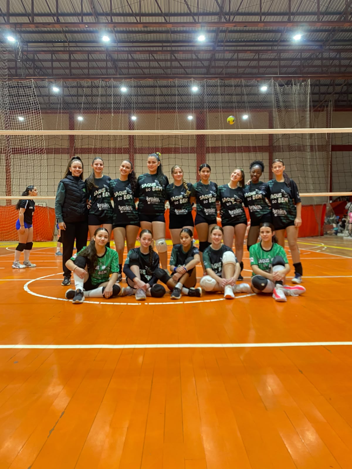 Atletas do Saque do Bem em formação esportiva e desenvolvimento de valores na quadra
