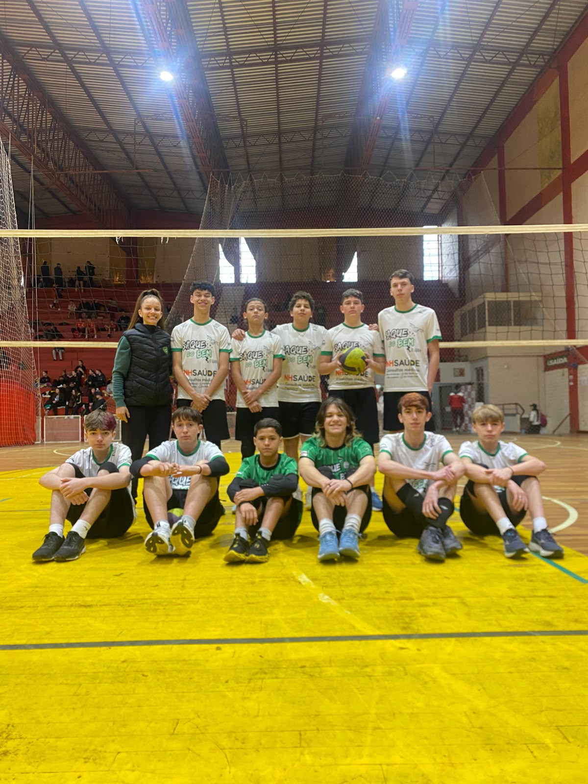 Jovens atletas do Saque do Bem unidas em atividade esportiva inclusiva no voleibol