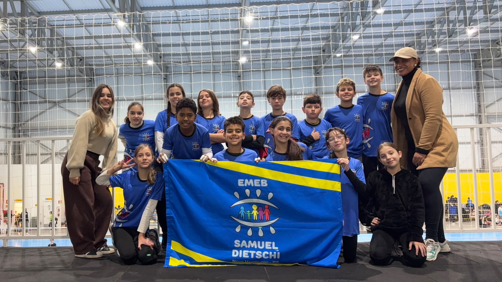 Atletas da EMEF Samuel Dietschi campeões das Olimpíadas Escolares de Mini Vôlei